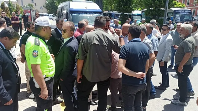 Minibüsçüler zam istedi! Belediye önünde kontak kapattı