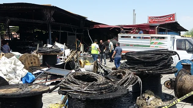 Yangının vurduğu esnaf mallarını kurtarmaya çalışıyor!