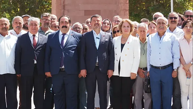 CHP Atatürk Anıtı'na çelenk sundu