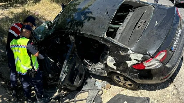 Devrilen otomobilde bulunan 3 kişi öldü, 1 ağır yaralı