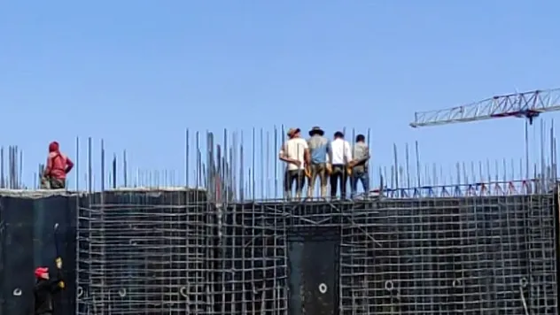 Gülümseten görüntü… İnşaat işçileri, halay çekti