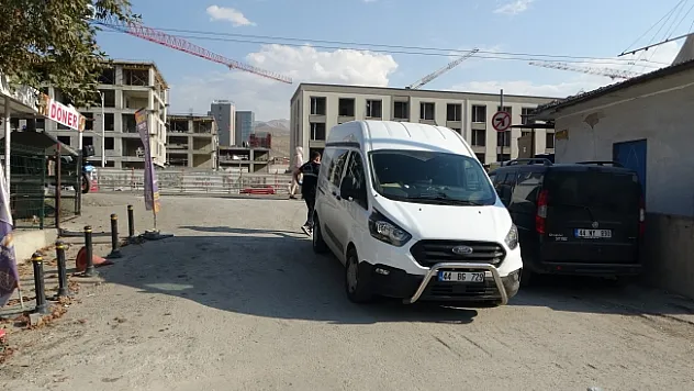 Seyyar satıcı ile müşteri arasında 'pahalı ürün' kavgası! 2 yaralı!