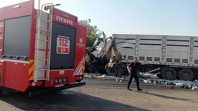 Tır ile kamyon kafa kafaya çarpıştı: 1 ölü, 1 yaralı