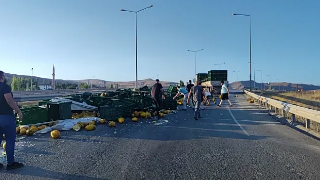 Tır viraja hızlı girdi:  Tonlarca kavun kara yolunu kapattı