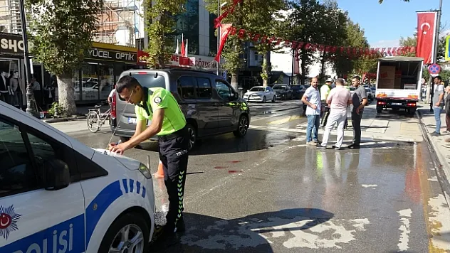 Servis aracının çarptığı yaya ağır yaralandı