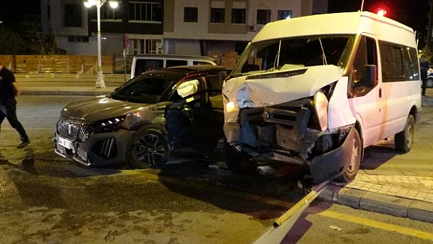 Sivil polis aracının karıştığı kazada 1'i polis 4 kişi yaralandı