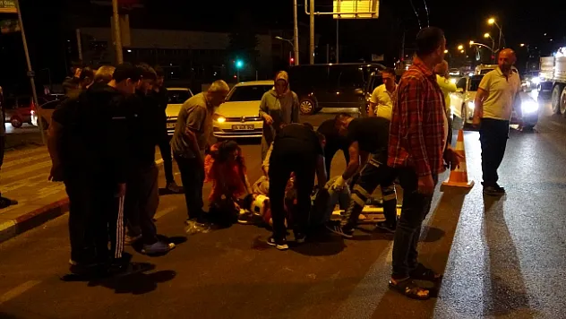 Yayaya çarpan motosiklet metrelerce savruldu: 2 yaralı