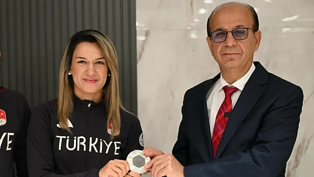 Başkan Geçit'ten milli sporcuya övgü
