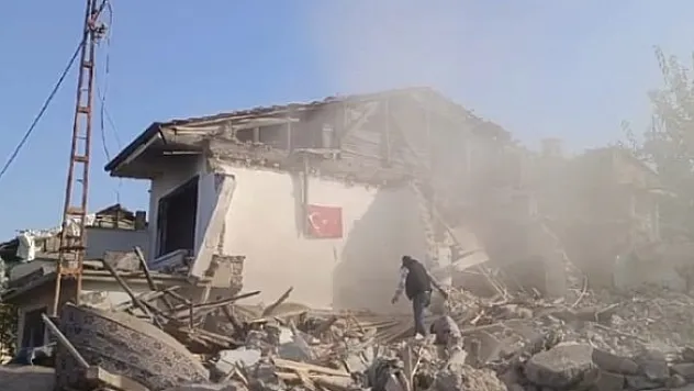 Bayrak hassasiyeti yıkımı durdurdu