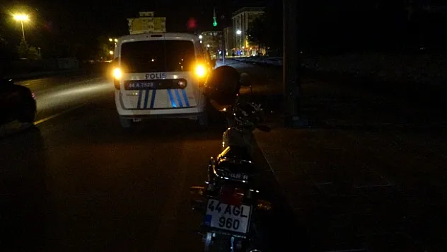 Hafif ticari araç ile motosiklet çarpıştı: 2 yaralı