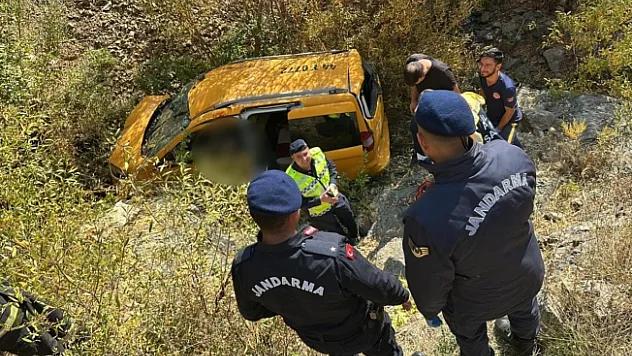 Hafif ticari araç şarampole yuvarlandı: 2 ölü