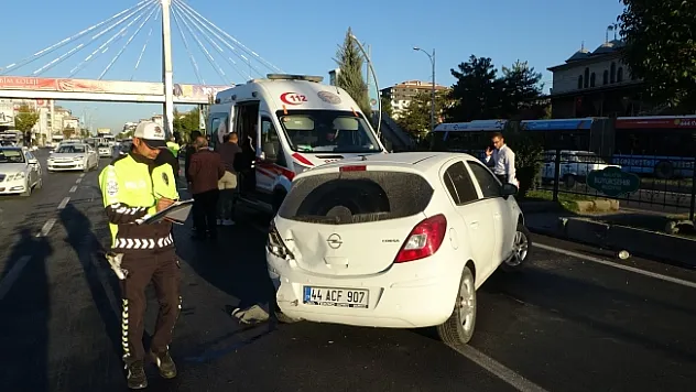 İki otomobilin karıştığı kazada 1 kişi yaralandı