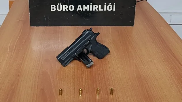 İşyerinde silahla oynarken kazara kendini yaraladı