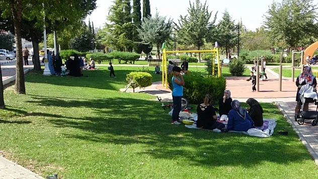 Malatya'da park ve sokaklarda bekleyiş sürüyor!