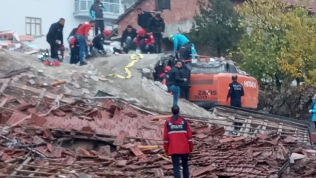 Enkaz altında kalan operatör kurtarıldı