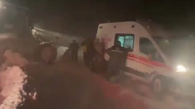 Malatya'da dağda mahsur kalan 2 çoban ve 16 araç kurtarıldı