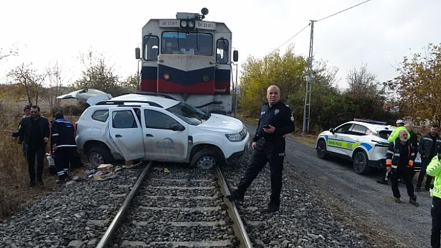 Malatya'da hafif ticari araca yük treni çarptı: 2 yaralı