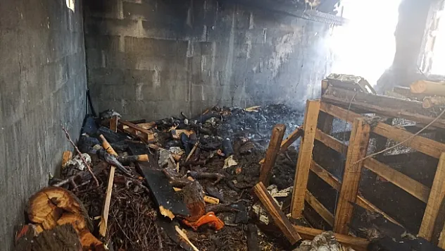 Malatya'da odunluk yangını! 2 ton odun küle döndü