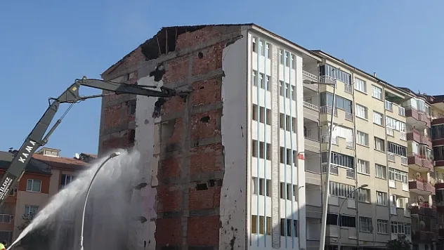 Malatya'da ağır hasarlı binaların yıkımlarında sona doğru