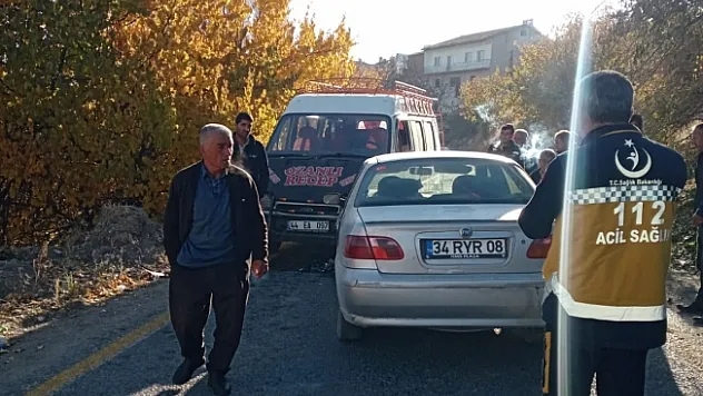 Minibüs ile otomobil çarpıştı: 2 yaralı