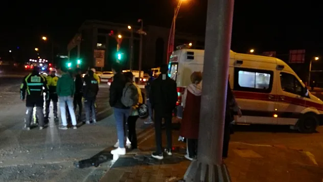 Otomobil ile çarpışan motosiklet yola savruldu: 2 yaralı