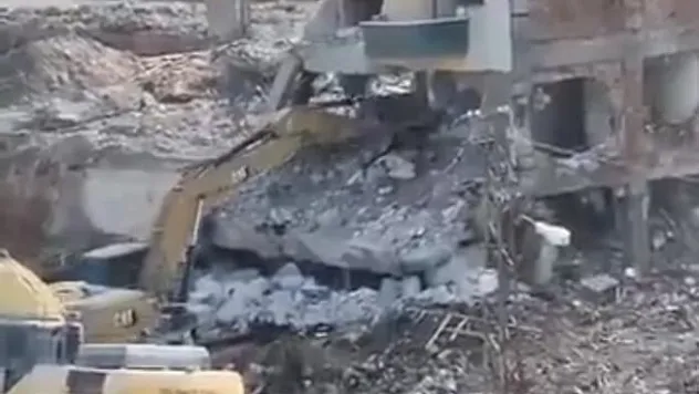 Yıkım esnasında bina iş makinesinin üzerine çöktü!