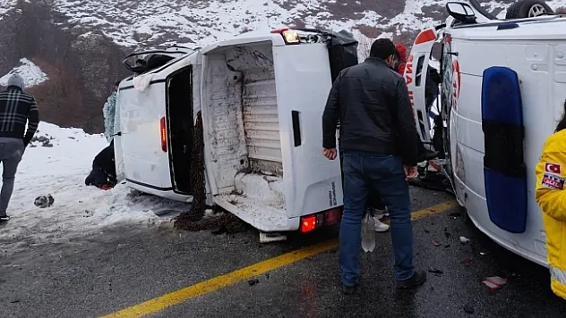 Ambulans ile pikap çarpıştı: 1'i ağır 5 yaralı