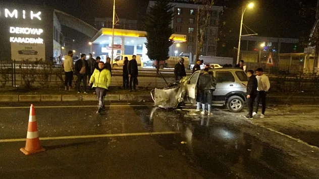 Lastiği patlayan araç karşı şeride geçti!