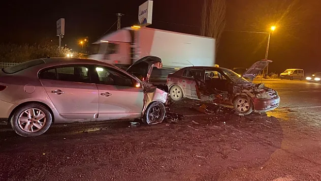 Malatya yolunda 2 otomobil çarpıştı: 5 yaralı
