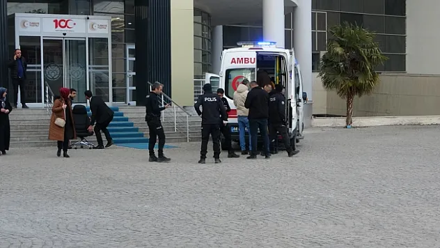 Bıçaklı saldırıya uğrayan genç ağır yaralandı