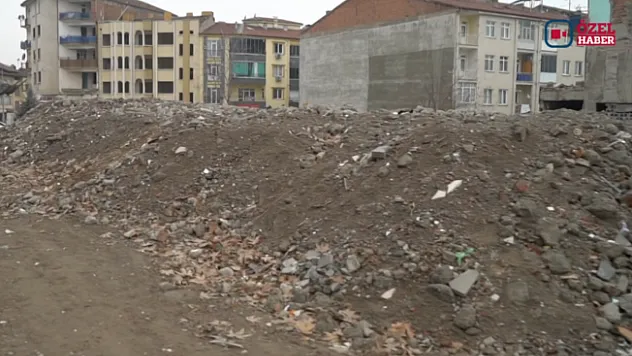Binaları yıktılar, enkazı yerinde bırakıp gittiler!