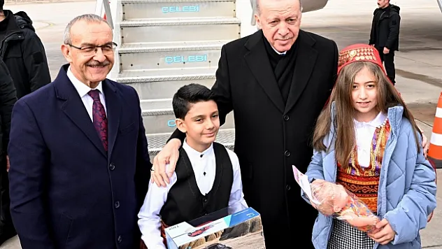 Erdoğan Malatya'da! Havalimanında yöresel kıyafetlerle karşılandı