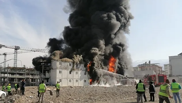 Malatya'da korkutan yangın! Konteynerlar alev alev yandı!