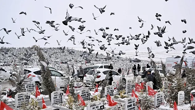 Asrın felaketinin yıl dönümünde mezarlıkta hüzün hakim