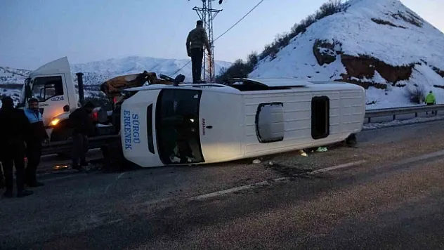 Malatya'da kontrolden çıkan minibüs devrildi : 11 yaralı