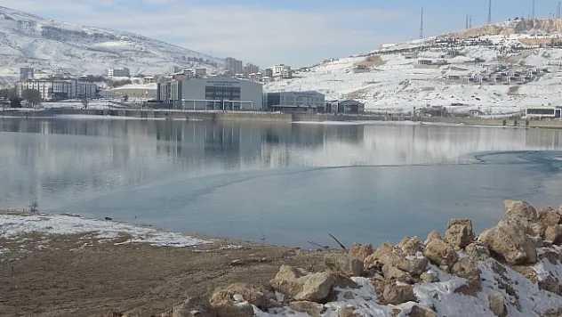Orduzu Göleti'nin bazı bölümleri buz tuttu