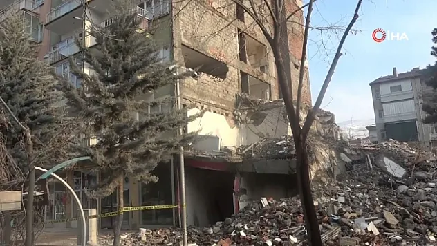 Yıkım sırasında hasar gören 6 katlı bina tahliye edildi