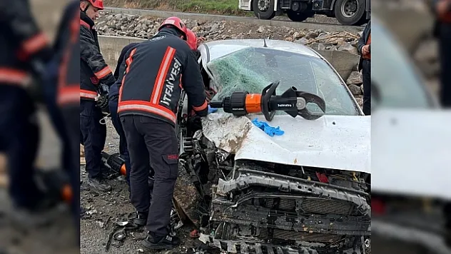 Araç kamyonete çarptı! 3 yaralı!