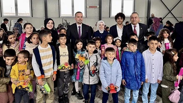 MAGİNDER bayramı Samanköy Konteyner Kent'te çocuklarla kutladı