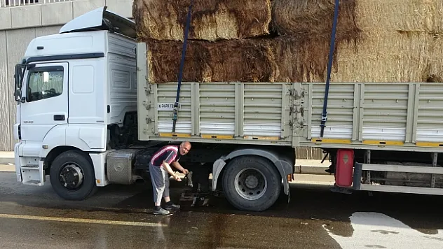 Malatya'da şaftı kırılan TIR trafiği kilitledi
