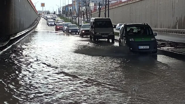 Malatya'da sağanak etkili oluyor: Yollar göle döndü