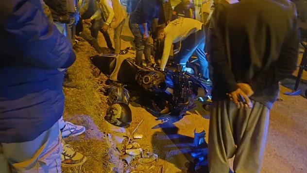 Motosiklet ile hafif ticari araç çarpıştı: 1 ölü, 1 yaralı