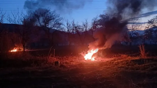 Pütürge'de zirai don endişesi: Çiftçiler ateş yakarak önlem aldı
