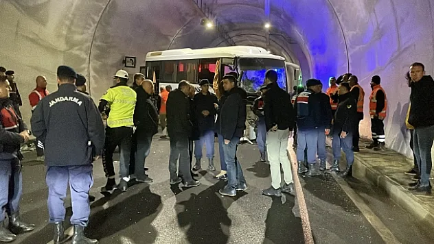 Malatya yolunda midibüs tıra çarptı: 14 yaralı
