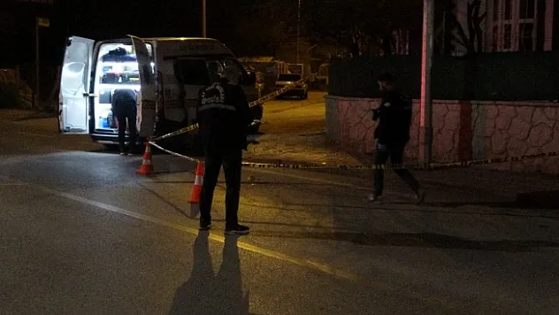 Ticari takside silahla yaralayıp yola attılar