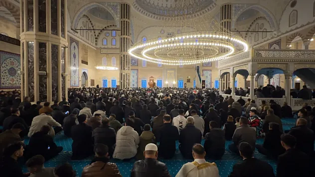 6 İlde Bayram Namazı Coşkusu: Malatya'dan Şanlıurfa'ya Camiler Dolup Taştı!