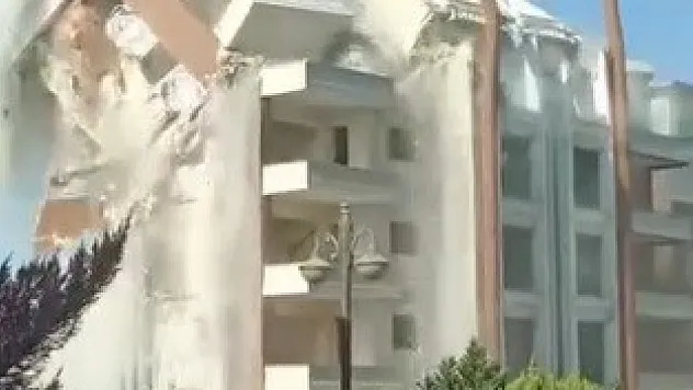 9 Katlı Bina Kontrollü Şekilde Yıkıldı! Yıkım Esnasında Ortadan İkiye Bölündü