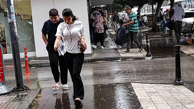 Adana'da Herkesi Şaşkına Çeviren Görüntüler! Sıcak Hava Beklenirken Aniden Bastırdı