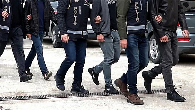Adana'da 'Sazan Sarmalı'yla 600 Bin Liralık Dolandırıcılık: 3 Zanlı Tutuklandı