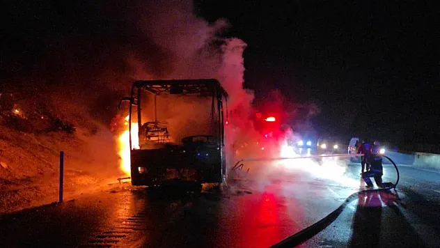 Adana'da seyir halindeki otobüste yangın paniği